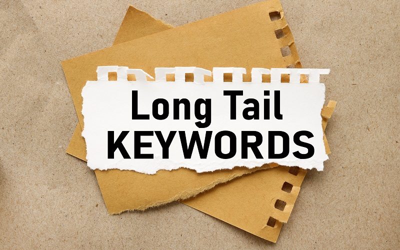 wydarty kawałek kartki z napisem "Long Tail keywords"