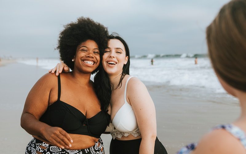 Dwie uśmiechnięte kobiety na plaży